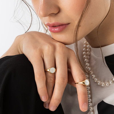 Pierścionek srebrny pozłacany z masą perłową - sygnet - Pearls