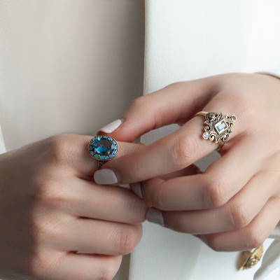 pierścionek-złoty-z-topazem,-opalami-i-szafirami-kolekcja-wiktoriańska