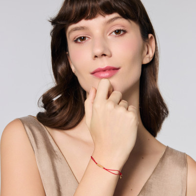 Bransoletka złota na czerwonym sznurku