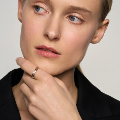 Pierścionek z dwukolorowego złota z diamentem - przeplatany