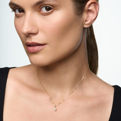 Zawieszka złota z diamentami - 0,12 ct - Metropolitan