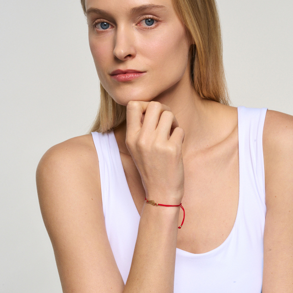 Bransoletka pozałacana na czerwonym sznurku - skrzydła - Hippie