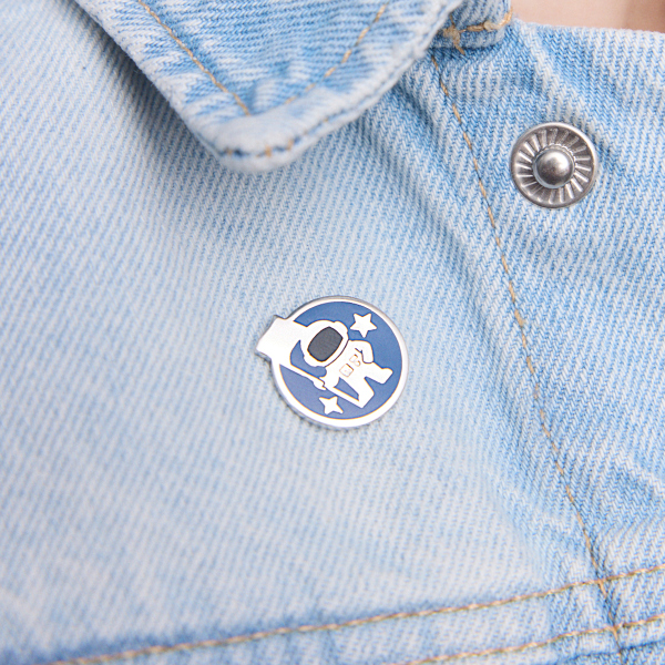 Pin z mosiądzu z granatową i czarną emalią - astronauta - YES x Kosmos dla Dziewczynek