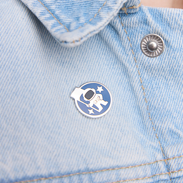 Pin z mosiądzu z granatową i czarną emalią - astronauta - YES x Kosmos dla Dziewczynek