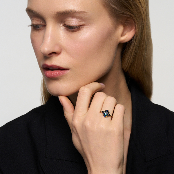 Pierścionek złoty z topazem i niebieskimi szafirami - Kolekcja Wiktoriańska