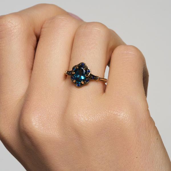 Pierścionek złoty z topazem i niebieskimi szafirami - Kolekcja Wiktoriańska