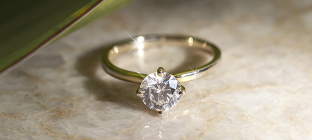 Złoty pierścionek z diamentem syntetycznym YES Responsible Diamond.
